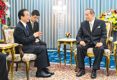 溫家寶総理は11月21日にタイのプミポン國王とバンコクで會見した。