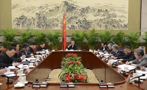 會議で重要談話を発表する李克強副総理