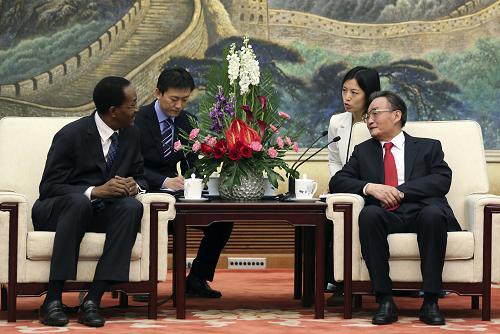 呉邦國全人代常務委員長は26日、ベナンのナゴ國民議會議長と會談した。