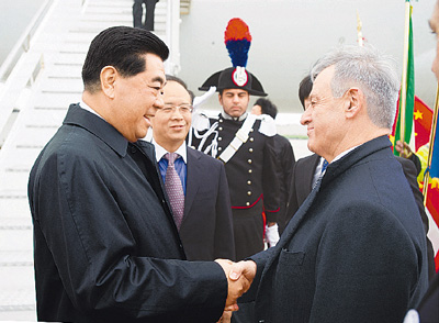 空港ではイタリアのクリニ環(huán)境相が出迎えた。