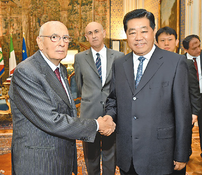 賈慶林全國(guó)政協(xié)主席は現(xiàn)地時(shí)間27日午後、イタリアのナポリターノ大統(tǒng)領(lǐng)と會(huì)談した。