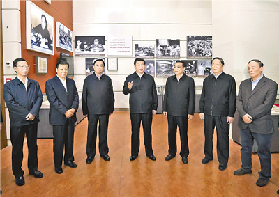 習(xí)近平?中共中央総書(shū)記と李克強(qiáng)、張徳江、兪正聲、劉雲(yún)山、王岐山、張高麗の各氏ら中央政治局常務(wù)委員は29日、國(guó)家博物館で「復(fù)興の道」展を見(jiàn)學(xué)した。