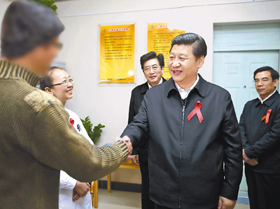 HIV感染者と溫かく握手し、話を交す習(xí)総書(shū)記