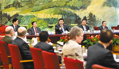 習(xí)近平?中共中央総書(shū)記は5日、中國(guó)で働く外國(guó)人専門(mén)家の代表と人民大會(huì)堂で親しく懇談した。