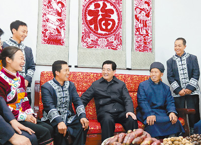 畢節(jié)市黔西県に住むプイ族の潘安平さん一家を親しく訪ねた胡主席