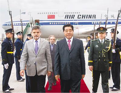 ブエノスアイレス入りした賈主席。空港ではアルゼンチン上院外交委員會(huì)委員長(zhǎng)らが出迎えた。