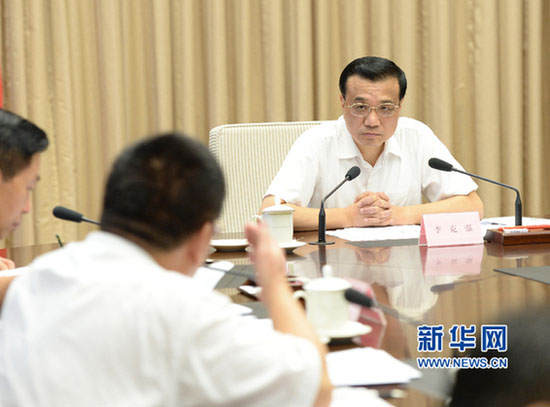 ビデオ會(huì)議で報(bào)告を受ける李総理。