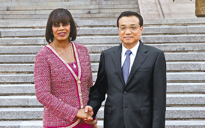 李克強(qiáng)総理は21日、ジャマイカのシンプソン=ミラー首相を歓迎し、人民大會(huì)堂で會(huì)談した。