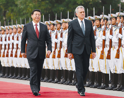 習(xí)近平主席は26日、セルビアのニコリッチ大統(tǒng)領(lǐng)のために歓迎式典を催した。 