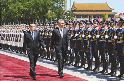 李克強(qiáng)総理は26日午前、シンガポールのリー?シェンロン首相のために歓迎式典を催した。 