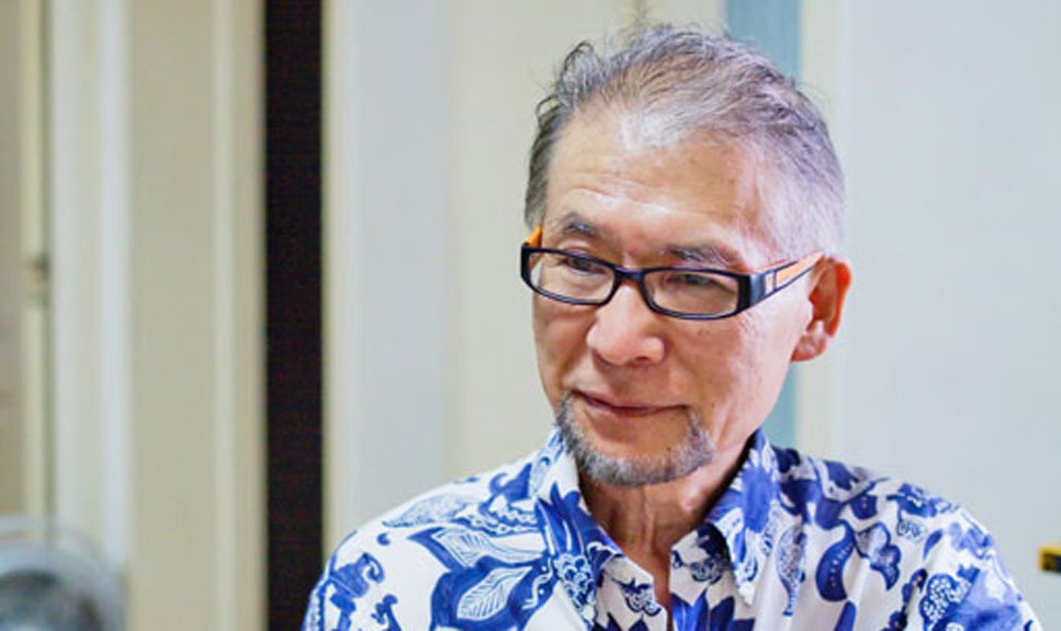 第3回「不易流行」を?qū)g踐する反逆のいけばな師--大坪光泉氏　大坪光泉さんは、2000を超える日本のいけばな流派の中で五大流派の一つの龍生派家元の顧問を務(wù)め、長年いけばなの指導(dǎo)に攜わると同時に、日本國際博覧會のいけばな裝飾を擔(dān)當(dāng)する等、世界を股にかけて活躍してきました。そんな大坪さんは2000年に中國を訪れたことをきっかけに、2005年に仕事の拠點(diǎn)を北京に移しました。[日本語版]  [中國語版]  [動畫]