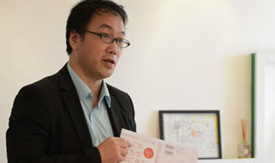 第4回「戦爭の記憶」と真摯に向き合う研究者--山口直樹さん　2008年山口直樹さんは「北京日本人學(xué)術(shù)交流會」の前身である「北京大學(xué)日本人留學(xué)生學(xué)術(shù)交流會」を立ち上げました。それから約5年半の歳月が流れ、北京日本人學(xué)術(shù)交流會は2013年の秋に第100回目の記念すべき回を迎えました。資金も、後ろ盾も、會場も持っていない個人が主催する純粋な學(xué)術(shù)交流會がこれほどまで長く継続されてきたのはひとえに代表の山口さんの努力と情熱によります。[日本語版]  [中國語版]  [動畫]