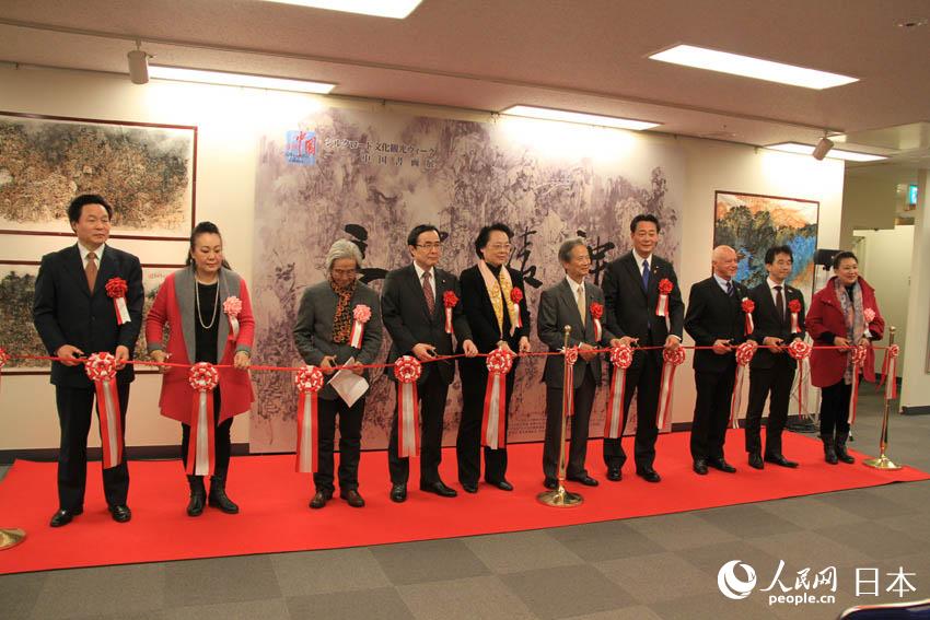 テープカットする開幕式に出席したゲスト