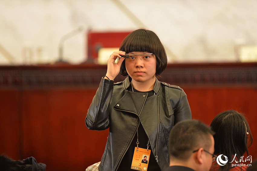 人民網(wǎng)記者がGoogle Glassを著用して「両會(huì)」を報(bào)道