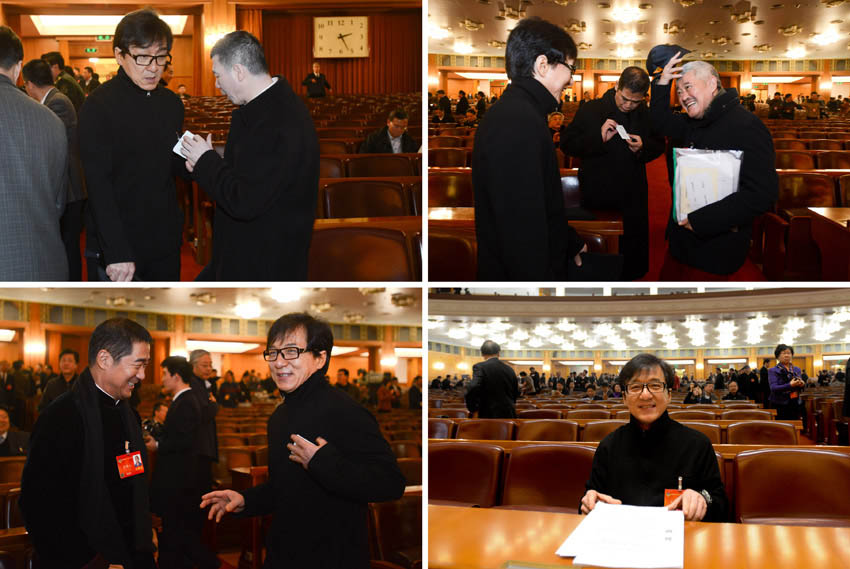 「両會(huì)」で席を探す成龍委員