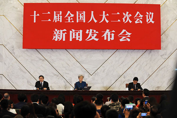 全人代記者會(huì)見(jiàn)「昆明の重大テロ事件を厳しく非難」