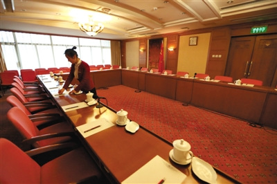 節(jié)約提唱の両會　豪華な食事やお土産なし