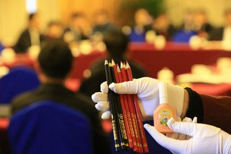 節(jié)約重視の両會、再生紙で作った鉛筆が登場