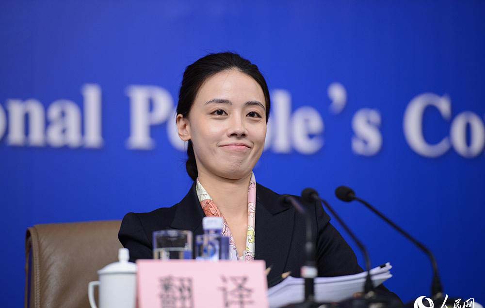 「両會」の美しい女性通訳者