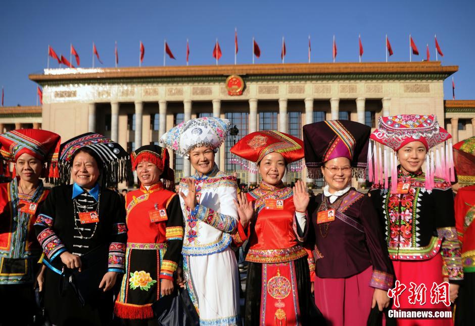 2014年「両會」　獨(dú)特な帽子姿の少數(shù)民族の代表