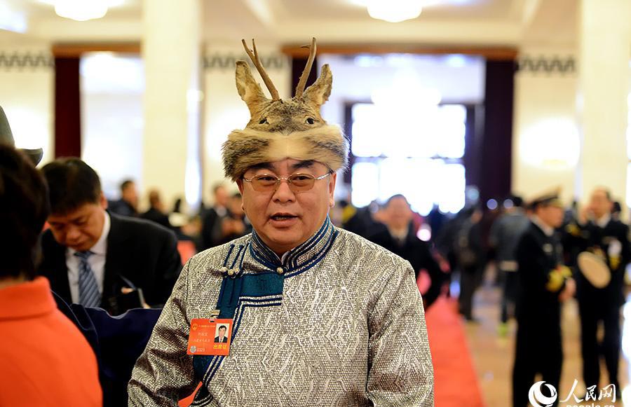「両會(huì)」獨(dú)特な帽子姿の少數(shù)民族の代表
