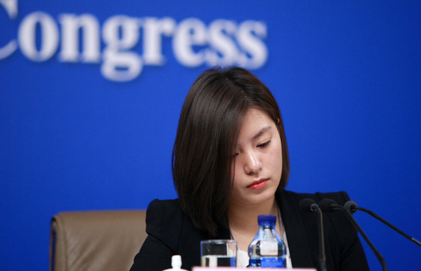 「両會(huì)」の美しい女性通訳者