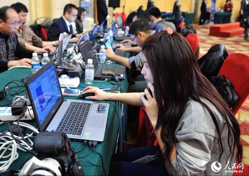 2014年「両會(huì)」のエピソード　記者會(huì)見(jiàn)會(huì)場(chǎng)の「爪先立ち」の女性記者