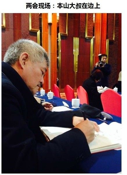 趙本山が「両會(huì)」で価格100元の古いノキアの攜帯電話を使用