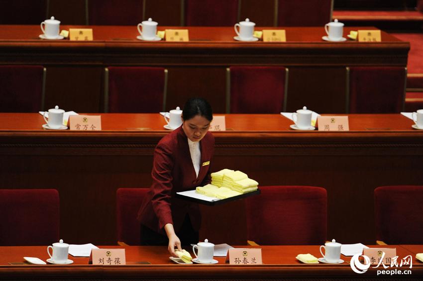 「両會(huì)」會(huì)場(chǎng)に見(jiàn)られる「直線」