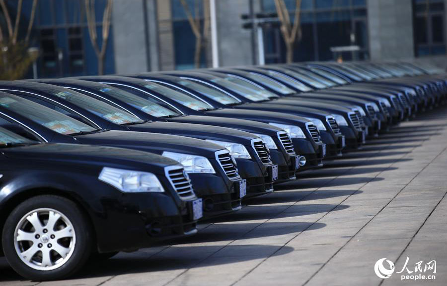 「両會(huì)」會(huì)場(chǎng)に見られる「直線」