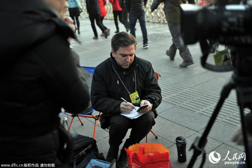 2014年「両會」のエピソード　「両會」會場の外國人