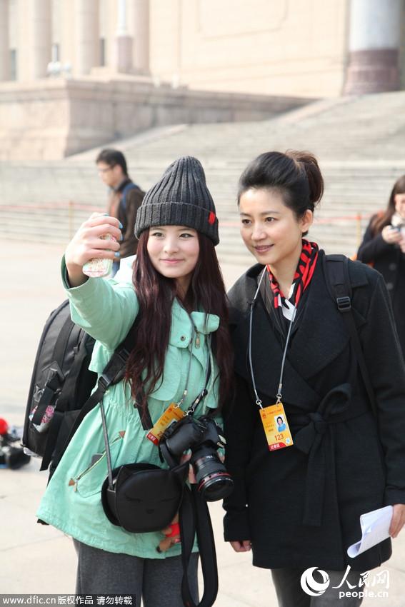 「両會」の中央テレビ女性アナウンサー