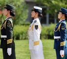 解放軍初の女性儀仗隊(duì)員、訓(xùn)練の様子を?qū)懻妞枪_