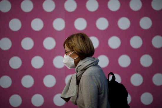 10月30日、米首都ワシントン市內(nèi)をマスクをして歩く女性（撮影?瀋霆）。