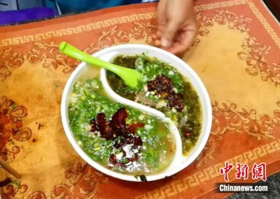 蘭州オシドリ牛肉麵（撮影?史靜靜）。