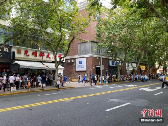 月餅を買うために2つの場(chǎng)所に分かれて並ぶ人々（撮影?張楠）。