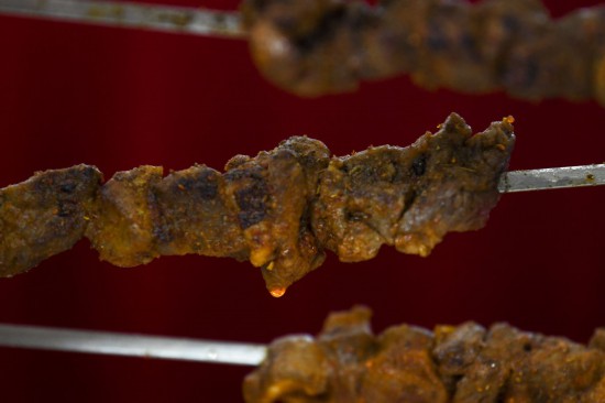 9月27日、新疆國際エキシビションセンターで開催された「中國料理人」の「羊肉の串焼き」部門參戦者が焼き上げた羊肉の串焼き（撮影?丁磊）。