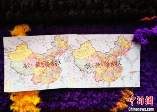 「最も素敵な方々に敬意を込めて」と書かれていたカード（撮影?趙元芳）。