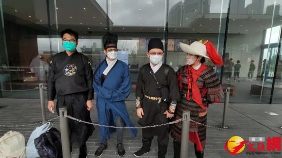 伝統(tǒng)的な漢服を身にまとった男性4人。左から秦の時(shí)代の俠士、明の時(shí)代の文人、明の時(shí)代の武官、宋の時(shí)代の武官（畫像は大公文匯オムニメディアから）。