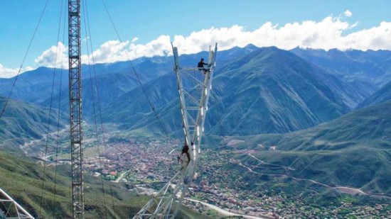 2022年下半期、四川省甘孜蔵族自治州巴塘県の郊外で鉄塔組立作業(yè)を行う電力作業(yè)員。（撮影?劉洋）
