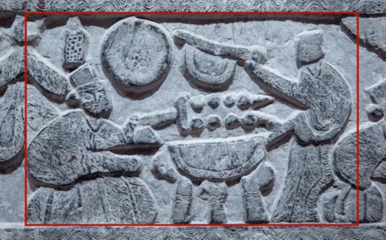 1人が串刺しの肉を焼き、もう1人が団扇をあおぐ、2人で肉を焼いている様子（所蔵機(jī)関?臨沂市博物館）。