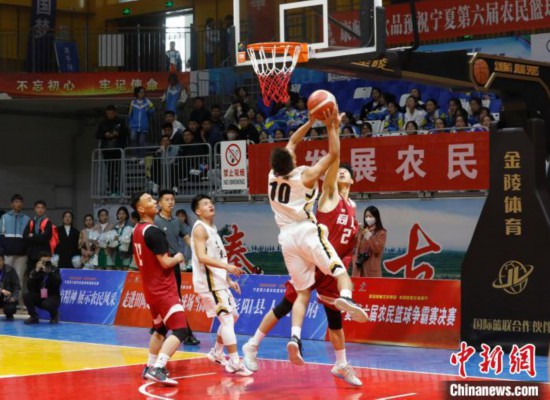 「村BA」の試合で激しく競り合う選手たち（撮影?楊迪）。