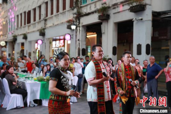 「長卓宴」で行われた伝統(tǒng)的なパフォーマンスショー（撮影?馮恵）。