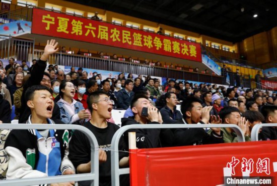 聲援を送る観客たち（撮影?楊迪）。