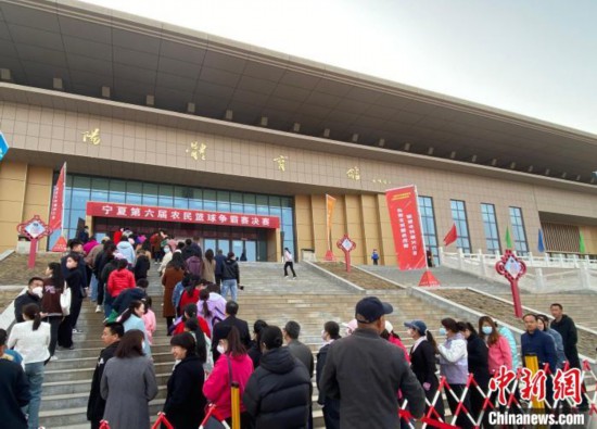 村BAの試合を見ようと會場の前に列を作る人々（撮影?楊迪）。