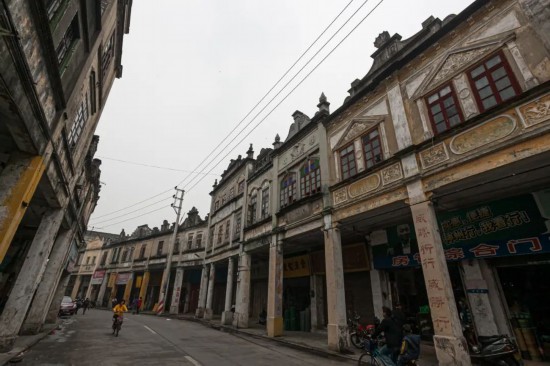 江門市開平市古街の騎樓。