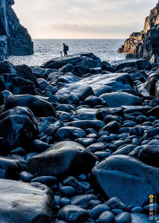 たくさんの巖や石が並ぶ圧巻の景色広がる海岸。