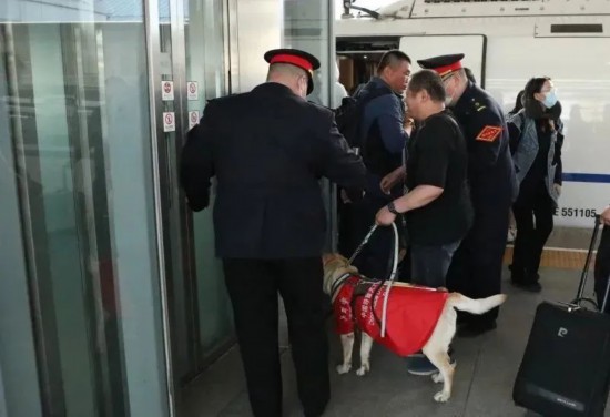 列車が曲阜東駅に到著すると、肖さんと丸子は駅員に誘導(dǎo)されてバリアフリー?エレベーターに乗った。