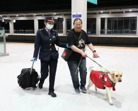 駅員が駅を出るまで付き添った。