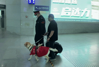 肖さんと丸子は曲阜東駅の駅員に付き添われて待合室に移動した。